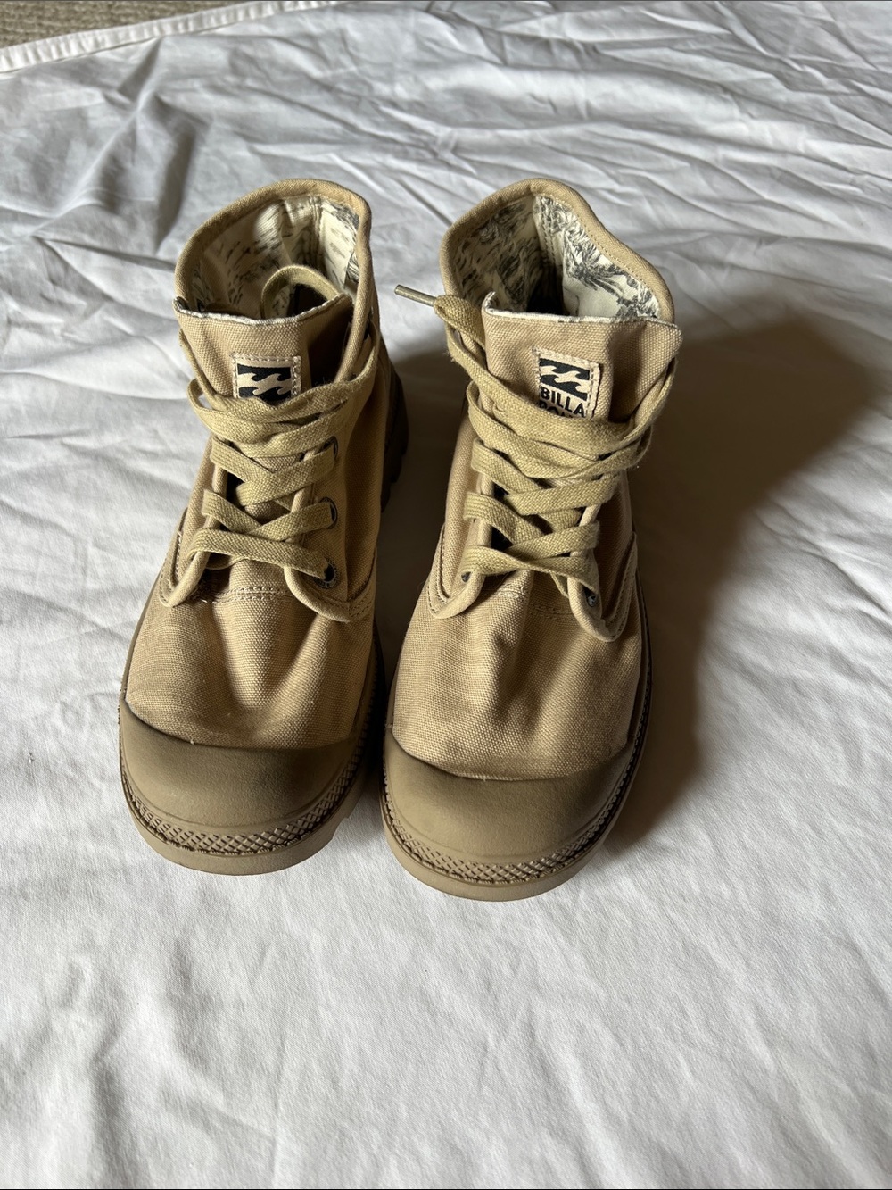 BillaBong wanderlust canvas boot. Sz. 8 very good cond.